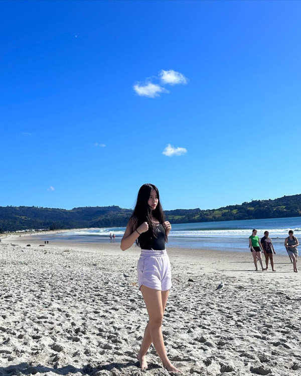 姚焯菲Chantel著小背心熱褲夏日少女氣息滿溢 放假享受新西蘭陽光海灘盡顯青春活力