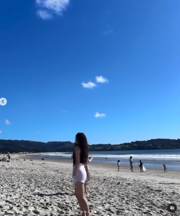姚焯菲Chantel著小背心熱褲夏日少女氣息滿溢 放假享受新西蘭陽光海灘盡顯青春活力