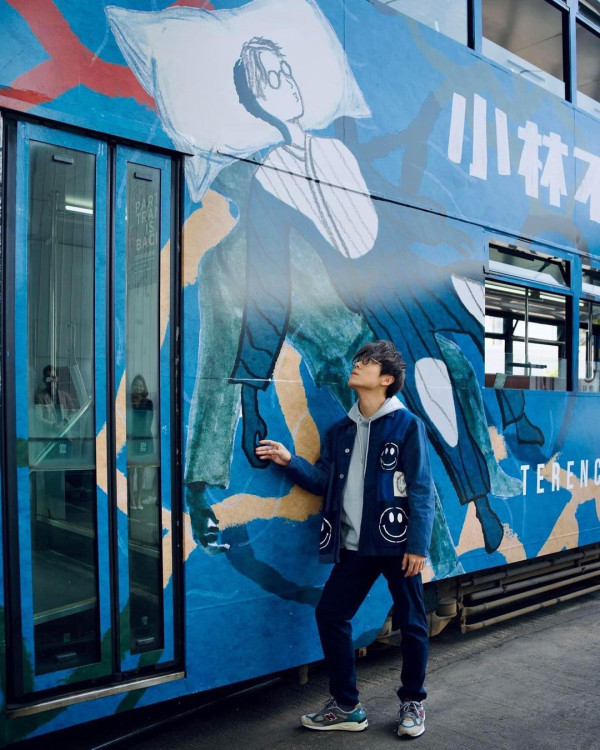 林家謙 X 香港電車推出《小林不動產》打卡電車！打造全藍色車身配卡通版「小林」遊歷港島區（附打卡電車開始日期/詳細設計一覽）