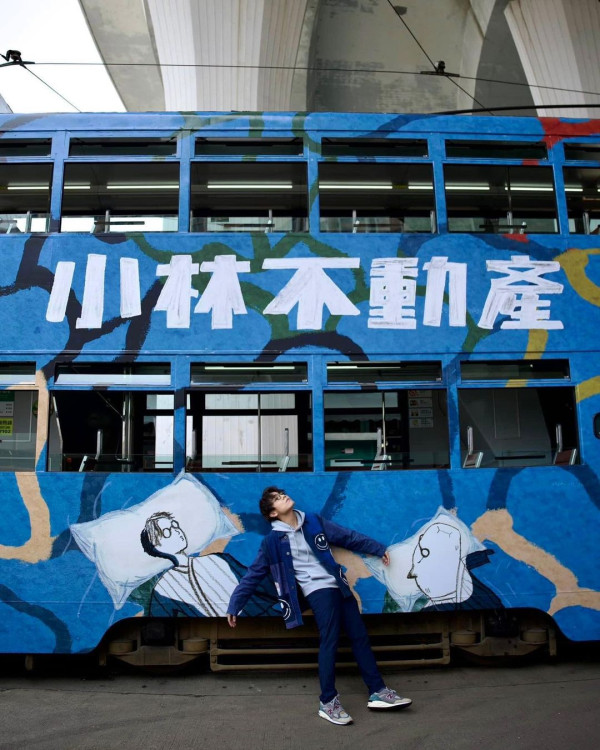 林家謙 X 香港電車推出《小林不動產》打卡電車！打造全藍色車身配卡通版「小林」遊歷港島區（附打卡電車開始日期/詳細設計一覽）