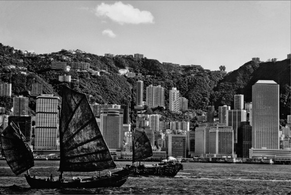 《香港街頭》展何藩等攝影師作品 看50年代至今我城街貌