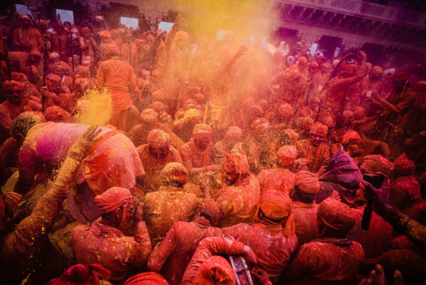日本女遊客印度節慶被騷擾 印男們接力狂摸射顏料！終靠1巴掌逃離 