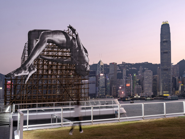 巨型跳高運動員躍現維港 GIANTS攝影裝置結合竹棚工藝