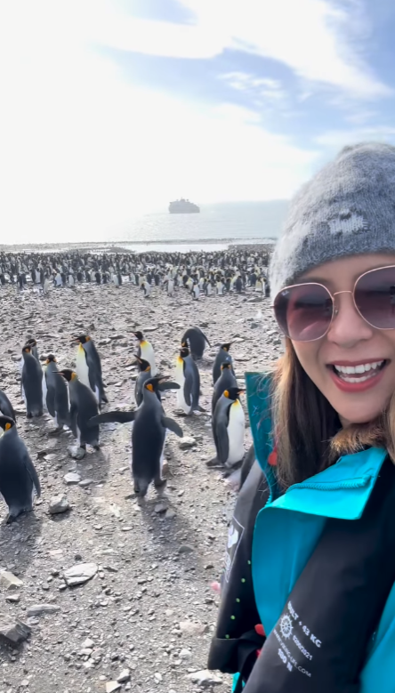 梁芷珮首踏南極終成功走勻全世界 著三點式下海！數十萬企鵝包圍超興奮 