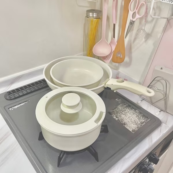 日本複式Loft住宅 溫馨小蝸居 家品推介 純白鍋具組、鬱金香枱燈、玻璃茶几
