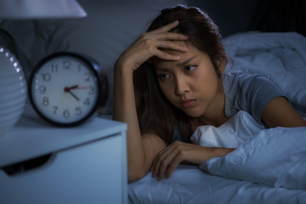 半夜經常起床找東西吃可能患夜食症！ 一文看清夜食症成因／症狀／預防方法