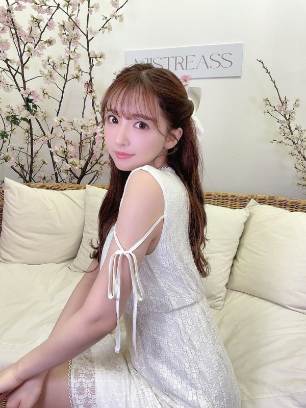 退役AV女優遊台大晒性感照 飄逸長髮配緊身衣震撼全網：難怪最近台北熱 