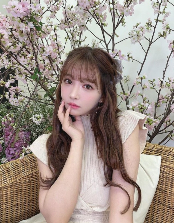 退役AV女優遊台大晒性感照 飄逸長髮配緊身衣震撼全網：難怪最近台北熱 