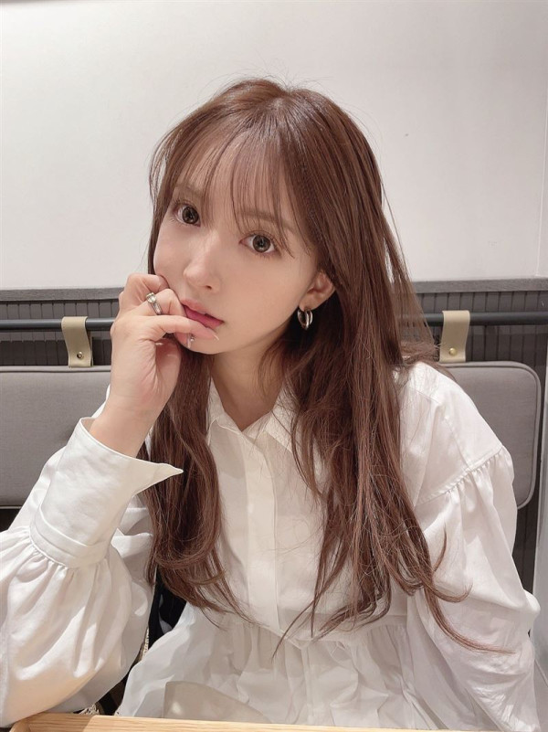 退役AV女優遊台大晒性感照 飄逸長髮配緊身衣震撼全網：難怪最近台北熱 