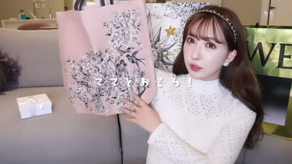 退役AV女優遊台大晒性感照 飄逸長髮配緊身衣震撼全網：難怪最近台北熱 