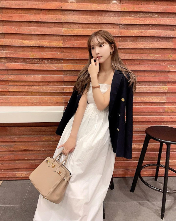 退役AV女優遊台大晒性感照 飄逸長髮配緊身衣震撼全網：難怪最近台北熱 