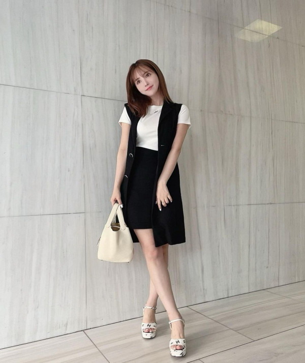 退役AV女優遊台大晒性感照 飄逸長髮配緊身衣震撼全網：難怪最近台北熱 