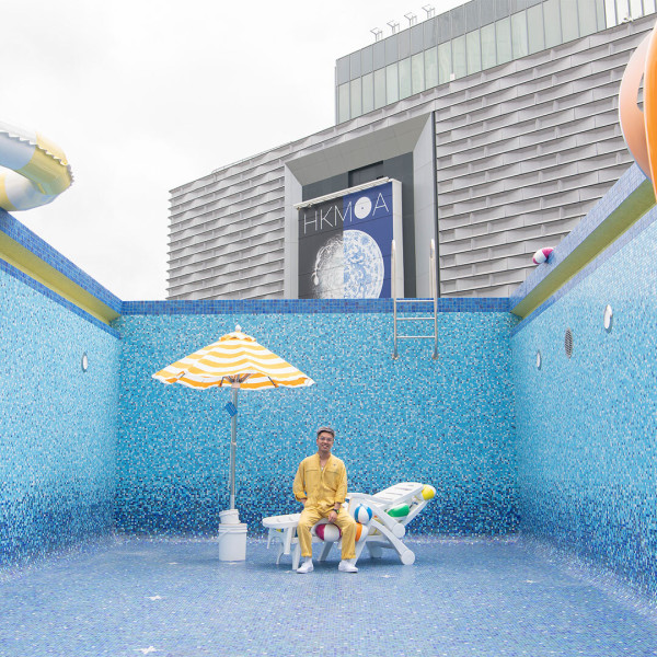 維港旁戶外藝術裝置 走進巨型泳池 坐上縮小地標 