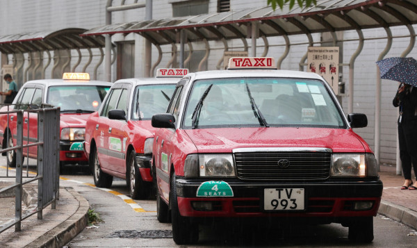 旅客指控香港的士「劏客」掠水？ 司機2個舉動車費加4倍疑濫收錢