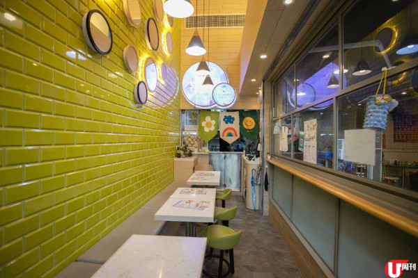 椰子主題甜品店 滋潤桃膠雪燕椰皇燉蛋白