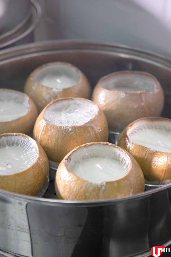 椰子主題甜品店 滋潤桃膠雪燕椰皇燉蛋白