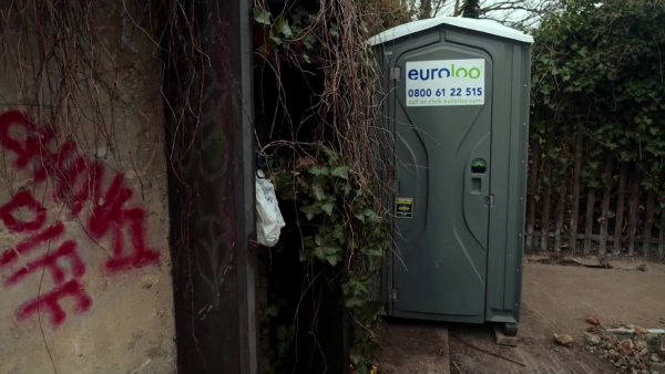 抗議英國房租高漲！年輕藝術家改建「垃圾桶」做安樂蝸  造價只需4萬7港元、上下兩層包睡房廚房、免費草地興建