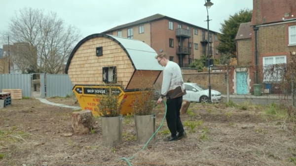 抗議英國房租高漲！年輕藝術家改建「垃圾桶」做安樂蝸  造價只需4萬7港元、上下兩層包睡房廚房、免費草地興建