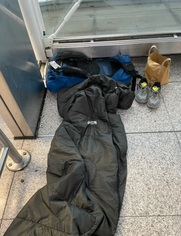英國留學生瞓機場被誤當乞衣  醒來發現1物頓感暖心：真的很感動 