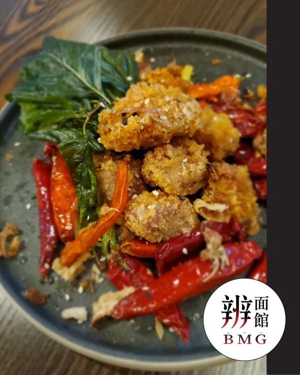 中環創意新派川菜小店「辨面館 BMG」   川弄醬燒牛肋骨／金沙虎蝦丸／蝦球伴麵／紅燒牛肋麵／酸菜海鱸魚
