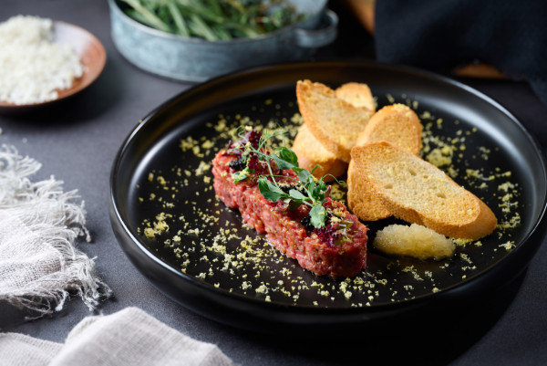 銅鑼灣酒店新開炭烤扒房「CARVER」   咖啡渣乾式熟成西冷牛扒／牛肉他他伴魚子醬／法式香草焗澳洲羊架／冰鎮海鮮／全單9折優惠