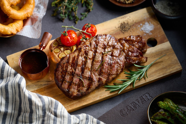銅鑼灣酒店新開炭烤扒房「CARVER」   咖啡渣乾式熟成西冷牛扒／牛肉他他伴魚子醬／法式香草焗澳洲羊架／冰鎮海鮮／全單9折優惠