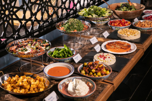 中環異國風黎巴嫩中東餐廳「Shahrazad Lebanese」推出全新午巿套餐及半自助早午餐   烤肉拼盤／雜錦烤肉串／烤春雞／牛奶布甸／任飲紅白酒／露台打卡位