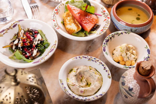 中環異國風黎巴嫩中東餐廳「Shahrazad Lebanese」推出全新午巿套餐及半自助早午餐   烤肉拼盤／雜錦烤肉串／烤春雞／牛奶布甸／任飲紅白酒／露台打卡位