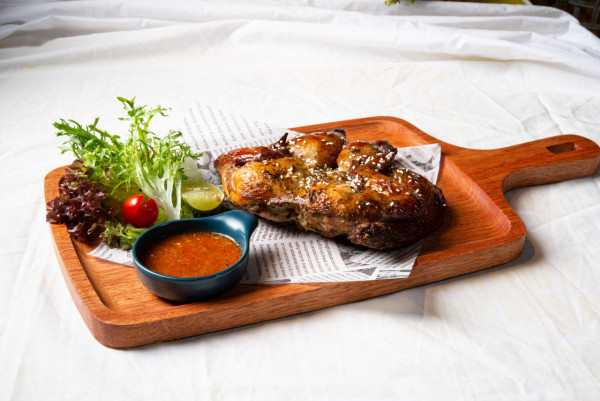 Lokman、Alton@Mirror夥拍阿Dee@Error做老闆！油麻地新開親民價泰國菜餐廳　戶外度假風打卡座位／必試足料慢煮牛肋骨／班蘭椰奶特飲