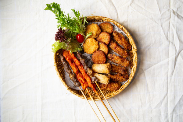 Lokman、Alton@Mirror夥拍阿Dee@Error做老闆！油麻地新開親民價泰國菜餐廳　戶外度假風打卡座位／必試足料慢煮牛肋骨／班蘭椰奶特飲