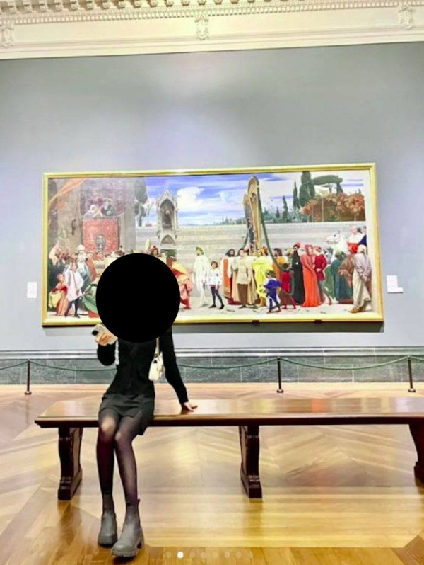 留學生穿性感黑絲英國美術館看展 同場伯伯指指點點 直斥唔得體！ 