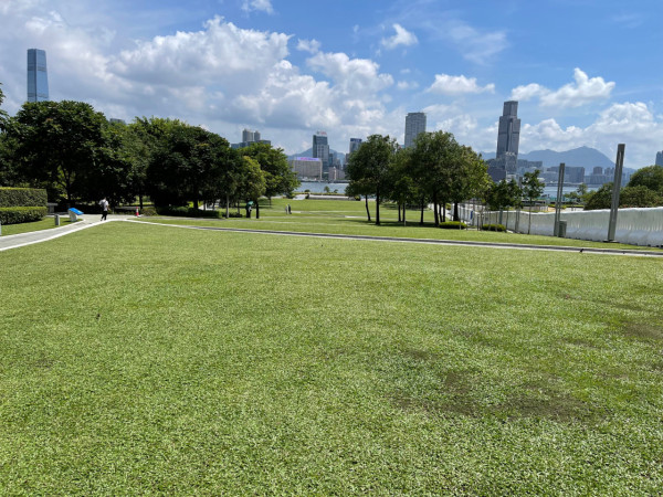 野餐好去處10. 添馬公園  添馬公園有一大片開揚草地，更可以飽覽維港海景，是個很好的身心靈放鬆地。