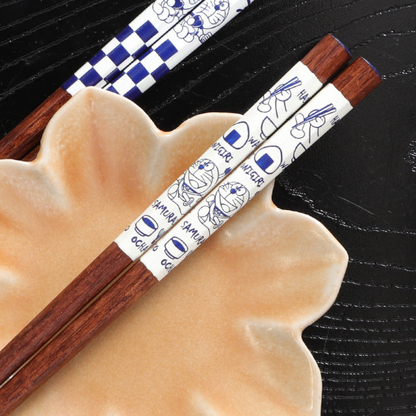 多啦 A 夢和風藍色圖案八角形木筷子。1,100 日圓（約 65 港元）