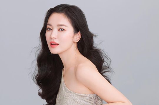 2. 堅持多走路 - 宋慧喬在節目上曾經提到自己很喜歡走路，在有空時更會帶同愛犬一起散步！而在國外拍攝時，也會不經不覺走多了很多路，往往回國時也會發現自己瘦了一點～ 快走有助促進身體的代謝及熱量的消耗，同時也有助改善便秘及身體浮腫。但要留意不要全用小腿發力，否則會導致小腿變粗！