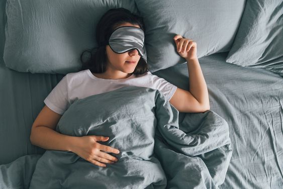 瞓覺開燈容易變肥？竟有 4 大壞處？罹癌風險增 55 %！ 美研究︰睡前一個行為就能改善睡眠質秦