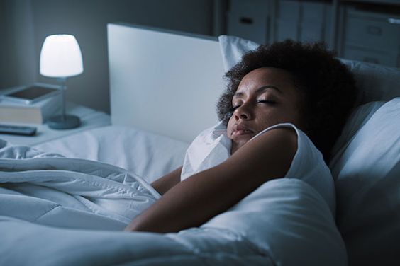 瞓覺開燈容易變肥？竟有 4 大壞處？罹癌風險增 55 %！ 美研究︰睡前一個行為就能改善睡眠質秦