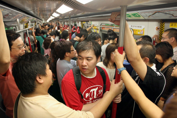 小心財物：居港泰人搭地鐵遭𠝹袋偷竊   扒手撩交嗌以分散注意力