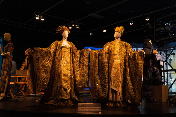 全面透視香港電影夢工場 《重慶森林》《智齒》等戲服/道具/場景首次曝光