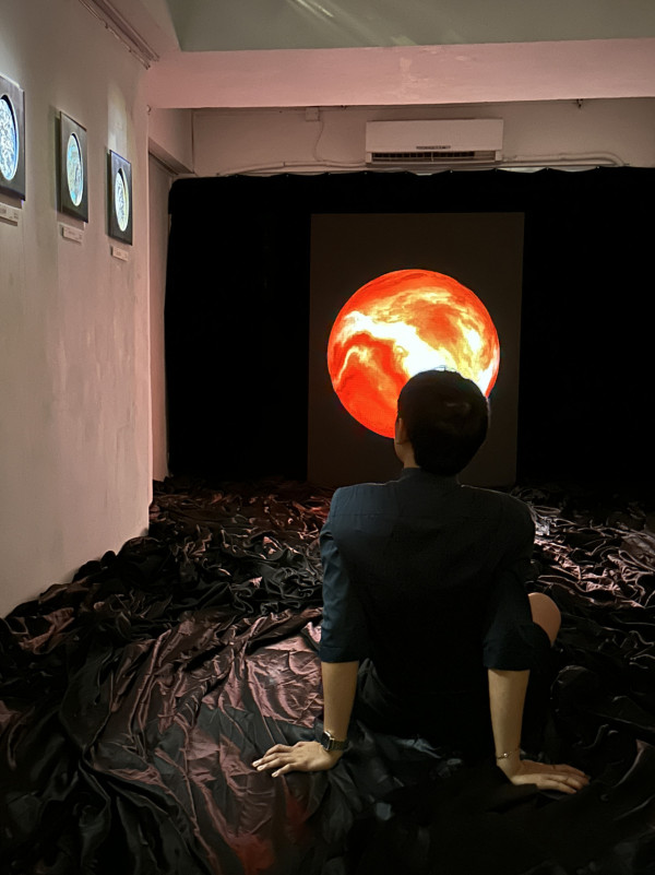 曾與Jer合作 藝術家張滙希首辦樹脂畫展 AI多媒體裝置隨機生成宇宙圖案