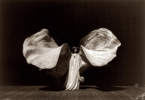 向現代舞傳奇人物Loïe Fuller致敬 法國編舞家重現經典作《蛇舞》