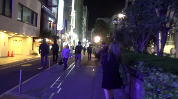 日本少女離奇街頭一字排開！揭開背後真相令人唏噓！ 