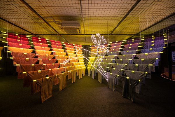 利工民藝術裝置細訴百年老牌故事 七彩漸層棉衣牆 金鹿招牌重現眼前