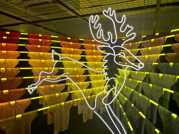 利工民藝術裝置細訴百年老牌故事 七彩漸層棉衣牆 金鹿招牌重現眼前