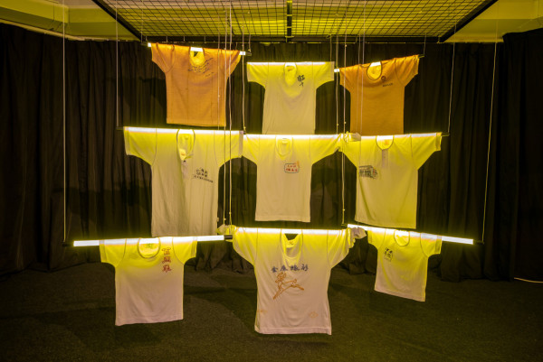 利工民藝術裝置細訴百年老牌故事 七彩漸層棉衣牆 金鹿招牌重現眼前