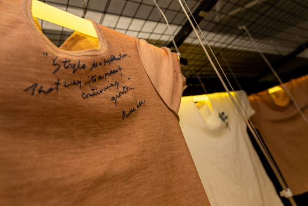 利工民藝術裝置細訴百年老牌故事 七彩漸層棉衣牆 金鹿招牌重現眼前