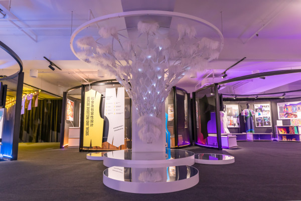 利工民藝術裝置細訴百年老牌故事 七彩漸層棉衣牆 金鹿招牌重現眼前