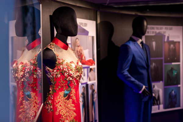 利工民藝術裝置細訴百年老牌故事 七彩漸層棉衣牆 金鹿招牌重現眼前