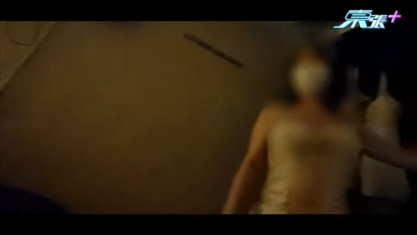 東張西望｜觀塘多幢工業大廈驚變色情場所流鶯24小時接客 攝製隊放蛇問價被抬高腳色誘