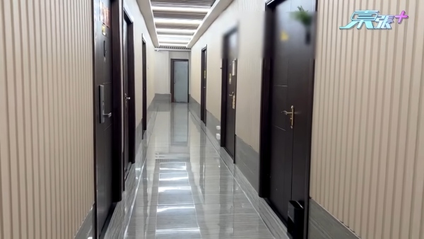 東張西望｜觀塘多幢工業大廈驚變色情場所流鶯24小時接客 攝製隊放蛇問價被抬高腳色誘