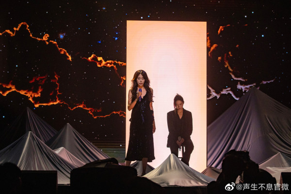 竇靖童複製王菲造型現身上海 完美遺傳媽媽氣質外貌引熱議 網友:以為王菲嚟咗!